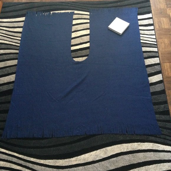 *NWOT* Navy Blue Cozy Polar Fleece Poncho Blanket - Picture 8 of 9